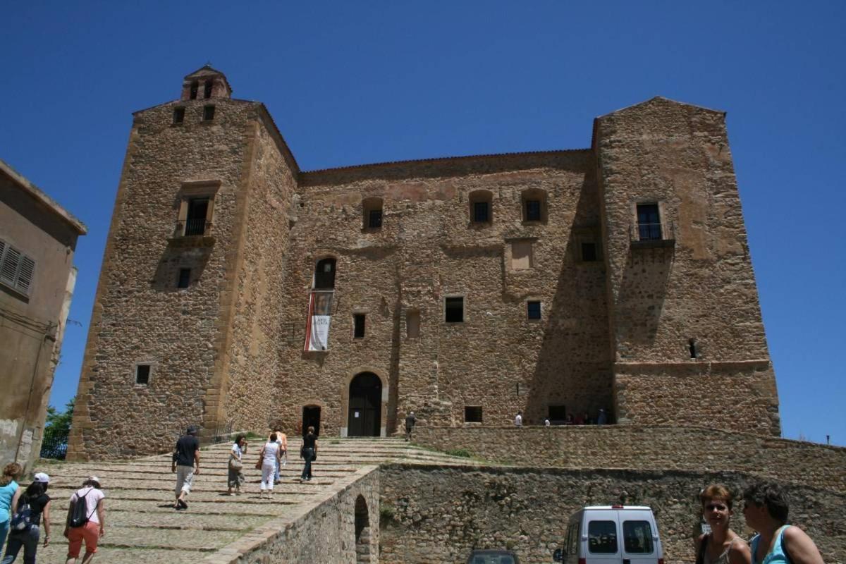 Donjon Suite Centro Storico カステルブオーノ エクステリア 写真
